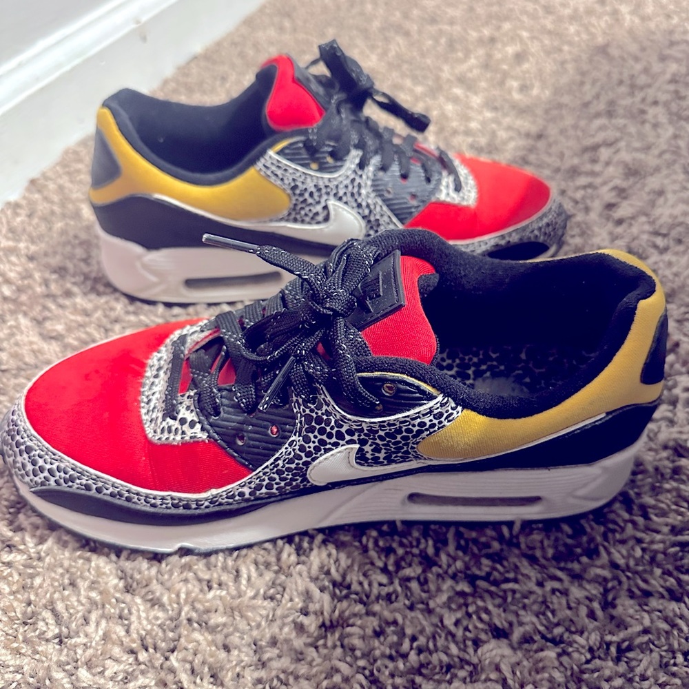 Women’s fashion sneakers, True to size , fit regular / wide , very comfortable !